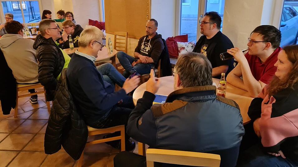 Beim Helferabend erzählte Stefan Wagner (Dritter von rechts) von den beiden Fahrten und den Erlebnissen. Beim Helferabend erzählte Stefan Wagner (Dritter von rechts) von den beiden Fahrten und den Erlebnissen.