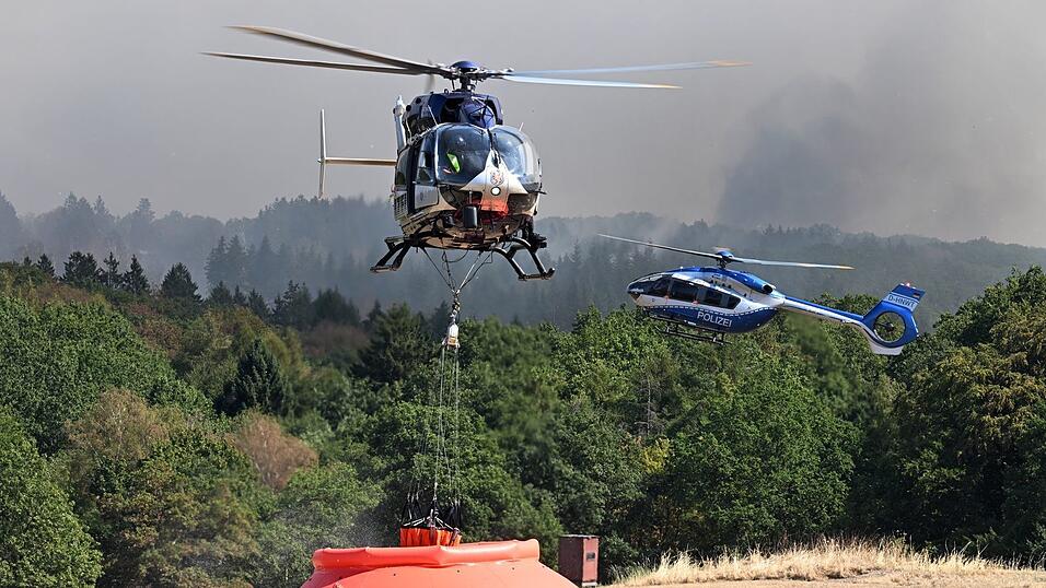 Noch immer lodern die Flammen im H&uuml;rtgenwald.