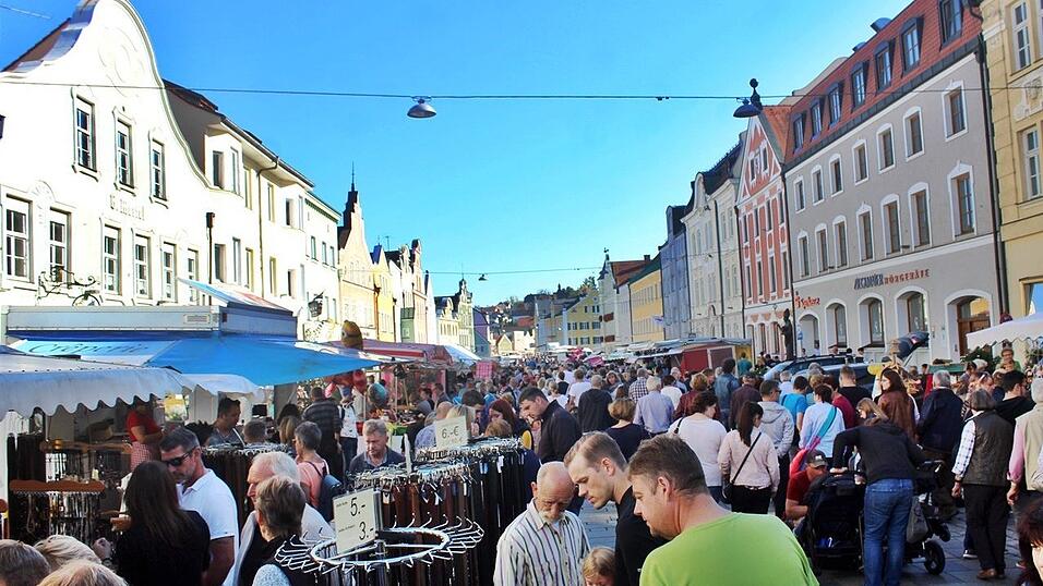 Viele Besucher verfolgten am Sonntag den Umzug auf dem Vilsbiburger Stadtplatz. Viele Besucher verfolgten am Sonntag den Umzug auf dem Vilsbiburger Stadtplatz.