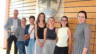 Bürgermeister Ackermann mit seinen Gästen aus Combourg (Zweite bis Vierte von rechts) und deren Begleiterinnen; eine Büste von Chateaubriand durfte bei dem Gruppenbild nicht fehlen, schließlich entwickelte sich aus seinem Aufenthalt in Waldmünchen die Städtepartnerschaft.