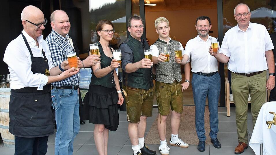 Auf eine erfolgreiche Investition stie&szlig;en Regierungspr&auml;sident Walter Jonas, die Familie Liebl, Landrat L&ouml;ffler und B&uuml;rgermeister Hofmann an.