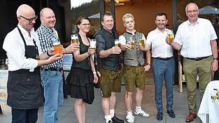 Auf eine erfolgreiche Investition stießen Regierungspräsident Walter Jonas, die Familie Liebl, Landrat Löffler und Bürgermeister Hofmann an.