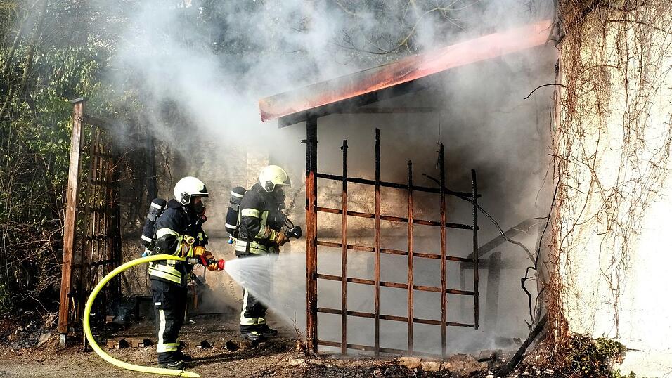 Mit einem schnellen Eingreifen der Freiwilligen Feuerwehr war der Brand einer Gartenlaube rasch im Griff.