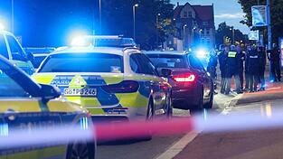 Die Polizei sperrte den Tatort weiträumig ab. Die Polizei sperrte den Tatort weiträumig ab.