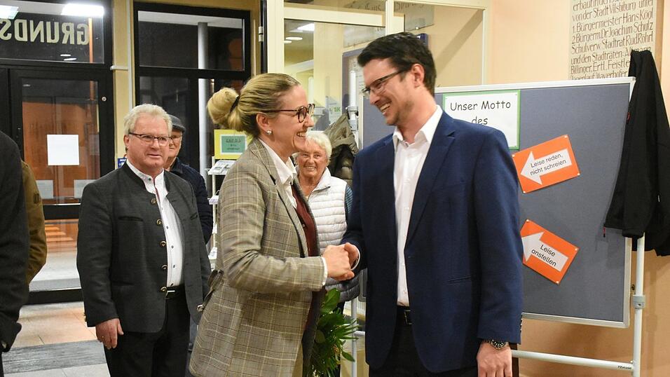 Sebastian Haider (FW) gratuliert Sibylle Entwistle (SPD). Beide treten in zwei Wochen in der Stichwahl gegeneinander an.