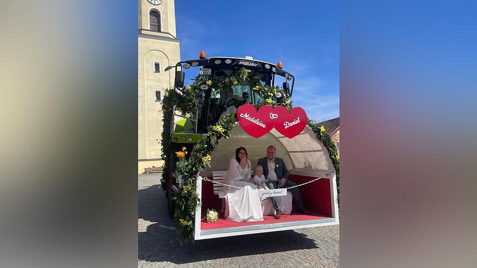Madeleine und Daniel M&uuml;hlbauer wurden mit ihrer Tochter Julia in einem H&auml;cksler bef&ouml;rdert.