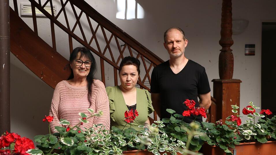 (von links) Schatzmeisterin Cornelia Bauer, zweite Vorsitzende Stefanie Möller und Schriftführer Robert Maier wollen mit den Bürgern für Landshut auch künftig in Landshuts Kommunalpolitik kräftig mitmischen. (von links) Schatzmeisterin Cornelia Bauer, zweite Vorsitzende Stefanie Möller und Schriftführer Robert Maier wollen mit den Bürgern für Landshut auch künftig in Landshuts Kommunalpolitik kräftig mitmischen.