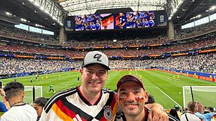 Thorsten Pfeilschifter und Jürgen Freundorfer (rechts) im Stadion in Houston. Thorsten Pfeilschifter und Jürgen Freundorfer (rechts) im Stadion in Houston.