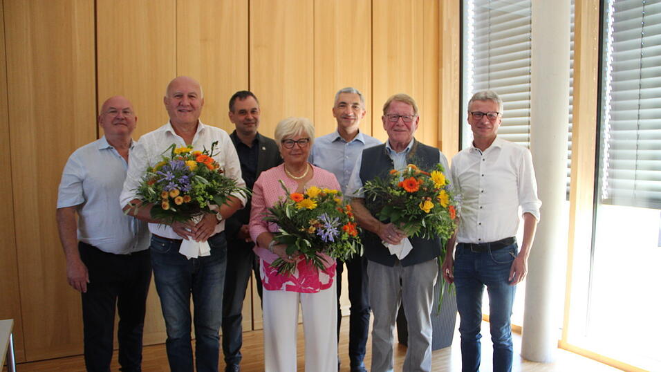 Helmut Muhr (2.v.l.), Helga Weinberger und Günther Pammer wurden von Werksleiter Hermann Gruber (li.) Klaus Weidinger, stellvertretender Landrat von Passau, Dr. Ronny Raith, Landrat von Regen und Bernd Sibler, Landrat von Deggendorf verabschiedet. Helmut Muhr (2.v.l.), Helga Weinberger und Günther Pammer wurden von Werksleiter Hermann Gruber (li.) Klaus Weidinger, stellvertretender Landrat von Passau, Dr. Ronny Raith, Landrat von Regen und Bernd Sibler, Landrat von Deggendorf verabschiedet.