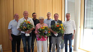 Helmut Muhr (2.v.l.), Helga Weinberger und Günther Pammer wurden von Werksleiter Hermann Gruber (li.) Klaus Weidinger, stellvertretender Landrat von Passau, Dr. Ronny Raith, Landrat von Regen und Bernd Sibler, Landrat von Deggendorf verabschiedet. Helmut Muhr (2.v.l.), Helga Weinberger und Günther Pammer wurden von Werksleiter Hermann Gruber (li.) Klaus Weidinger, stellvertretender Landrat von Passau, Dr. Ronny Raith, Landrat von Regen und Bernd Sibler, Landrat von Deggendorf verabschiedet.