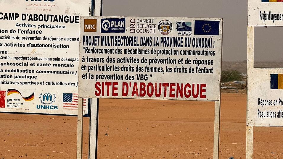 Auf dem Gelände eines Lagers für Flüchtlinge aus dem Sudan im Osten des Tschads stehen die Logos von Hilfsorganisationen, die dort im Einsatz sind. (Archivbild) Auf dem Gelände eines Lagers für Flüchtlinge aus dem Sudan im Osten des Tschads stehen die Logos von Hilfsorganisationen, die dort im Einsatz sind. (Archivbild)