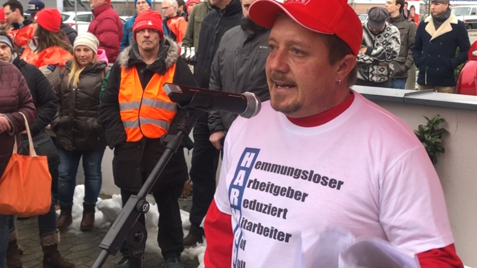'Harman bleibt!', skandierten die Demonstranten um Thomas Hegewald. Der Betriebsratsvorsitzende erhielt viel Lob für seinen Einsatz und den seiner Betriebsratskollegen. 'Harman bleibt!', skandierten die Demonstranten um Thomas Hegewald. Der Betriebsratsvorsitzende erhielt viel Lob für seinen Einsatz und den seiner Betriebsratskollegen.