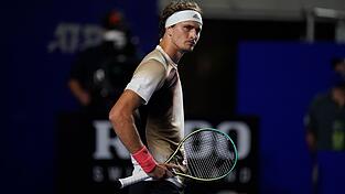 Weil er mehrmals mit seinem Schl&auml;ger gegen den Schiedsrichterstuhl geschlagen hat, auf dem der Unparteiische noch sa&szlig;, wurde Alexander Zverev in Mexiko disqualifiziert.
