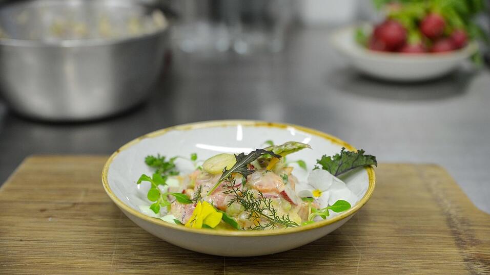 Ein Gericht mit rohem Fisch: Poke. Das hawaiianische Nationalgericht ist in dieser Variante mit Radieserl und Physalis verfeinert. Aloha!