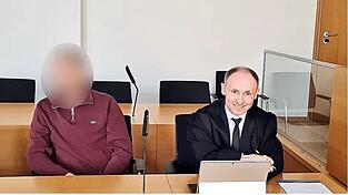 Ein quasi unbelehrbarer Betr&uuml;ger wurde im August zu einer Haftstrafe verurteil. Sein Verteidiger Martin Loibl (v.l.) war w&auml;hrend der Verhandlung von neuen Vorw&uuml;rfen gegen den Mandanten &uuml;berrascht worden.