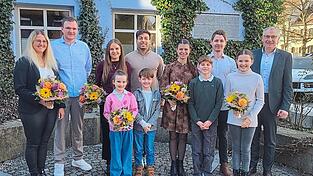Landrat Werner Bumeder bedankte sich bei den Prinzen- und Kinderprinzenpaaren aus Simbach, Dingolfing und Teisbach (von links) für die gelungene Faschingssaison. Landrat Werner Bumeder bedankte sich bei den Prinzen- und Kinderprinzenpaaren aus Simbach, Dingolfing und Teisbach (von links) für die gelungene Faschingssaison.