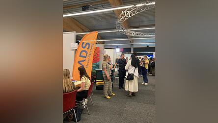Am Stand des Bistums Regensburg informierte auch eine Ordensfrau.