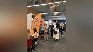 Am Stand des Bistums Regensburg informierte auch eine Ordensfrau. Am Stand des Bistums Regensburg informierte auch eine Ordensfrau.