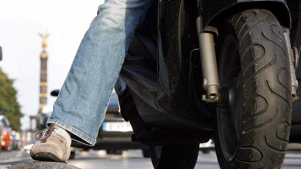 Der 28-Jährige hatte auf seinem Roller die Flucht ergriffen. (Symbolbild) Der 28-Jährige hatte auf seinem Roller die Flucht ergriffen. (Symbolbild)