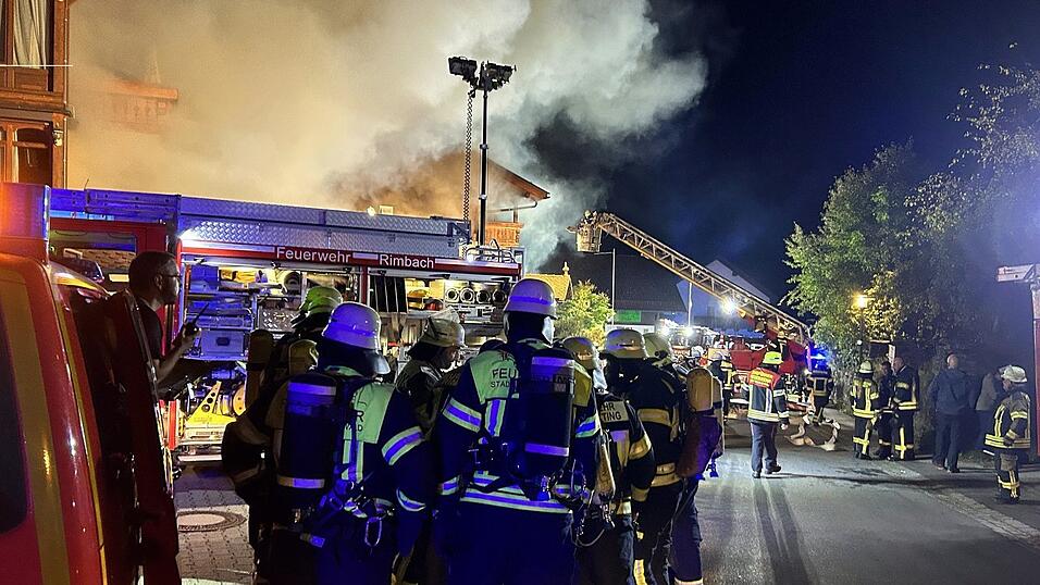 Hotelbrand in Rimbach: Ein Gro&szlig;aufgebot an Einsatzkr&auml;ften verhinderte Schlimmeres. Zeitweise waren &uuml;ber 300 Angeh&ouml;rige von Feuerwehren, Polizei, BRK, Technischem Hilfswerk und anderen Einheiten vor Ort. Auch viele Dorfbewohner boten ihre Hilfe an.