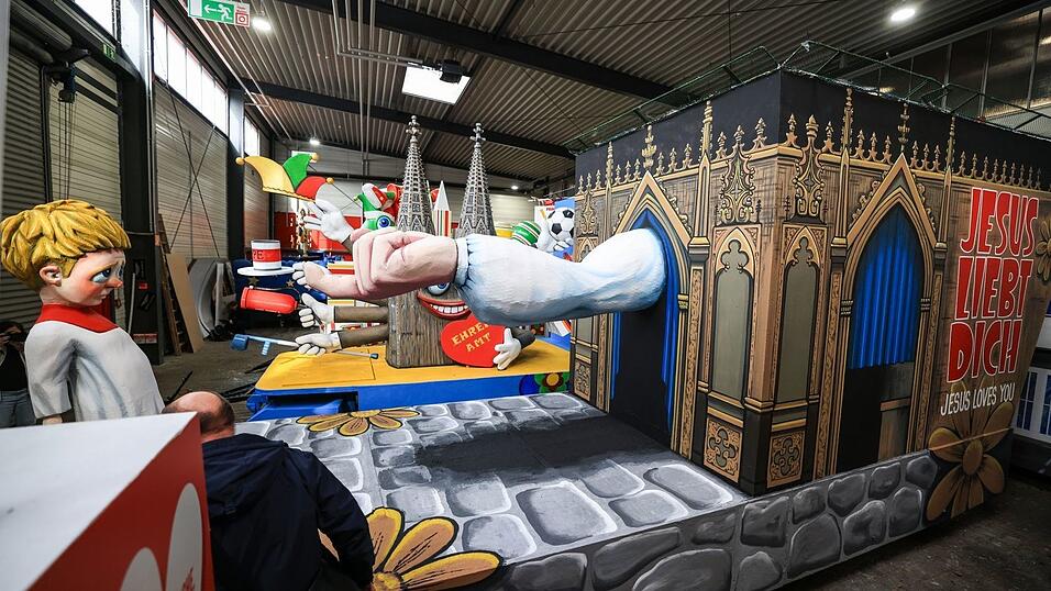 Ein Kölner Rosenmontagswagen zum Missbrauchsskandal in der katholischen Kirche hat Kritik der CDU ausgelöst.