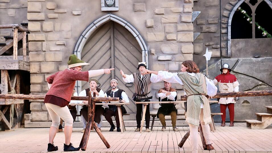 Eindr&uuml;cke von der Gruppe 'blau', die am Freitagabend die Drachenstich-Premiere gespielt hat.