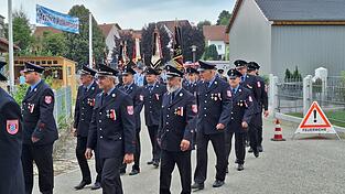 Viele Nachbarwehren und weitere Vereine aus der Umgebung nahmen am Kirchenzug teil.