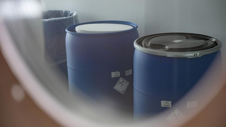 Der M&uuml;ll aus dem Krankenzimmer muss mehrfach verpackt und versiegelt zur Sonderm&uuml;llverbrennung gebracht werden.