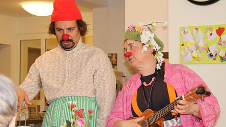 Mira Neumeier alias Clownin Rosi und Max Meier als Clown Siggi besuchen seit vielen Jahren Seniorinnen und Senioren in verschiedenen Heimen, beispielsweise auch dem Pflegezentrum An der Alten Waage.