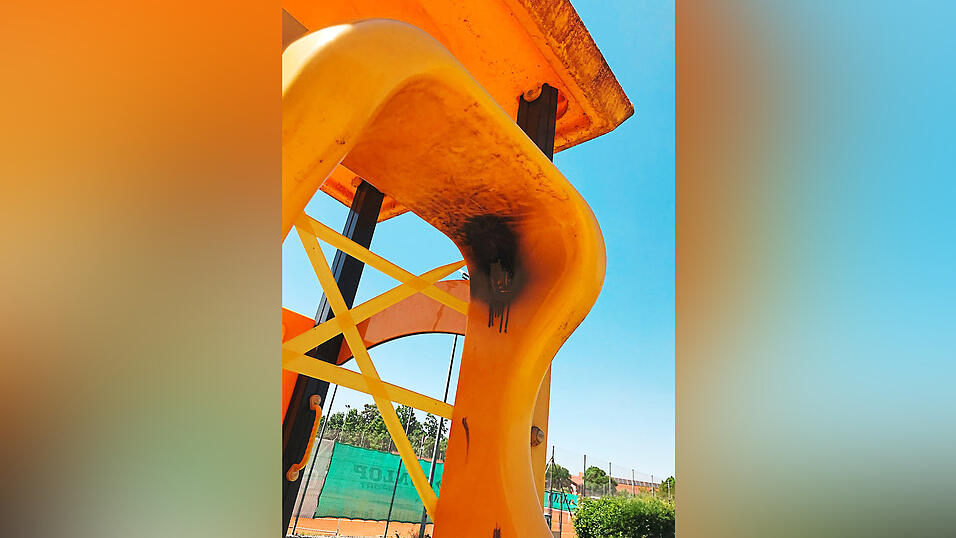 „Mit was bekommt man so etwas eigentlich hin“, fragte eine Gemeinderätin in der jüngsten Sitzung zum Thema zerstörter Spielturm in Niederaichbach - bisher ist nur klar: Hier wollte jemand mutwillig zerstören. „Mit was bekommt man so etwas eigentlich hin“, fragte eine Gemeinderätin in der jüngsten Sitzung zum Thema zerstörter Spielturm in Niederaichbach - bisher ist nur klar: Hier wollte jemand mutwillig zerstören.
