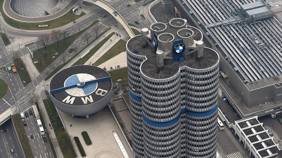 Das Dach des BMW-Museums (l) schm&uuml;ckt das Logo des Autobauers. Es steht direkt neben der Konzernzentrale, dem sogenannten Vierzylinder, vorne im Bild. (Archivbild)