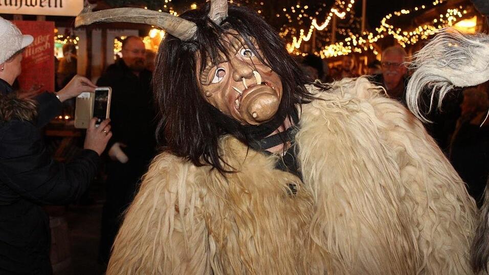 Die Perchtengruppe 'Frisinger Fratz'n' trat am Mittwochabend auf dem Landshuter Christkindlmarkt auf. Die Perchtengruppe 'Frisinger Fratz'n' trat am Mittwochabend auf dem Landshuter Christkindlmarkt auf.