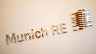 Unterm Strich verdiente der weltgr&ouml;&szlig;te R&uuml;ckversicherer Munich Re im vergangenen Jahr nur noch 1,211 Milliarden Euro im Vergleich zu 2,707 Milliarden Euro im Vorjahr.