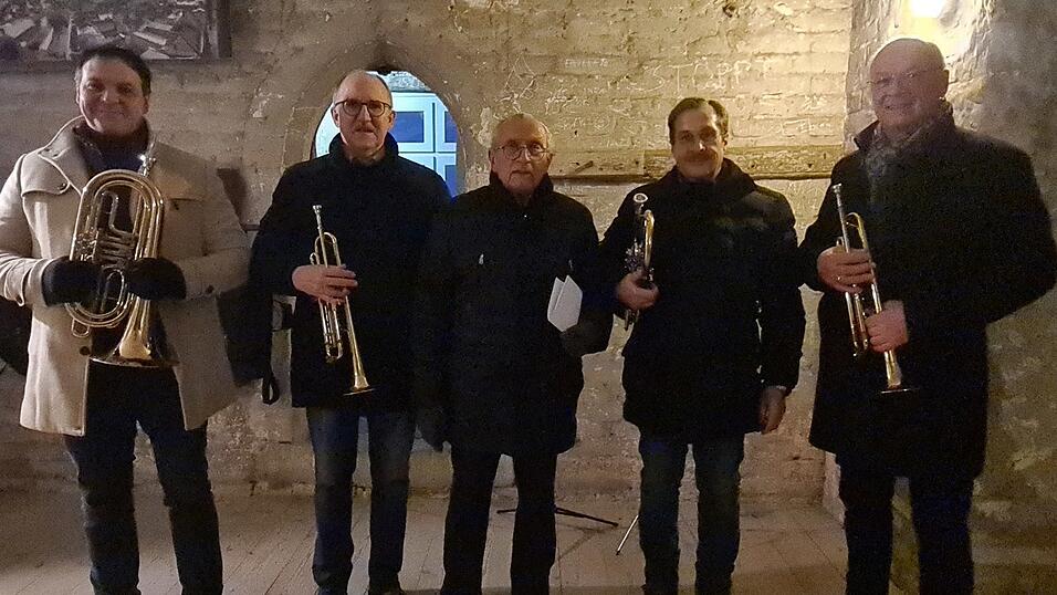 2024 war Hans Vicari (Mitte) noch dabei, als die Turmbläser - Manfred Früchtl, Hans Köppl, Adi Speiseder und Willibald Wenzl - an Silvester vom Stadtturm musizierten. 2024 war Hans Vicari (Mitte) noch dabei, als die Turmbläser - Manfred Früchtl, Hans Köppl, Adi Speiseder und Willibald Wenzl - an Silvester vom Stadtturm musizierten.
