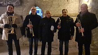 2024 war Hans Vicari (Mitte) noch dabei, als die Turmbläser - Hans Köppl, Willibald Wenzl, Adi Speiseder und Manfred Früchtl (v.l.) an Silvester vom Stadtturm musizierten. 2024 war Hans Vicari (Mitte) noch dabei, als die Turmbläser - Hans Köppl, Willibald Wenzl, Adi Speiseder und Manfred Früchtl (v.l.) an Silvester vom Stadtturm musizierten.