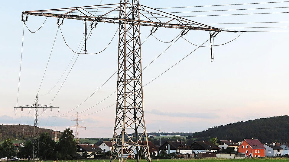 Der Stromnetzbetreiber Tennet wird von Schwandorf bis Pleinting einen Ersatz f&uuml;r die Ostbayernachse bauen. Die m&ouml;glichen Verl&auml;ufe des Ersatzneubaus der rund 50 Jahre alten Leitung wurden am Mittwoch in der Oberpfalzhalle in Schwandorf vorgestellt.