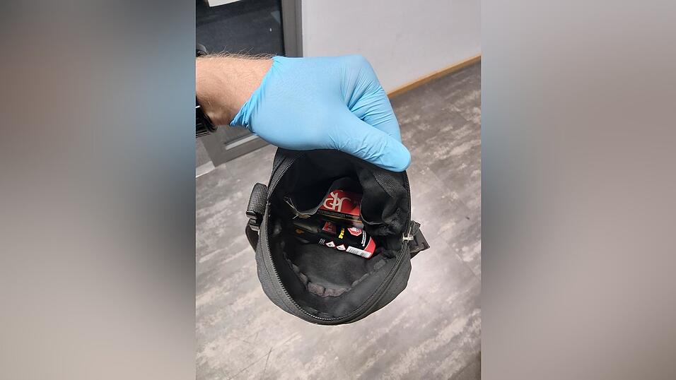 Ein 16-Jähriger hat laut Bundespolizeiinspektion Waldmünchen willkürlich Pfefferspray bei den Regensburger Arcaden versprüht. Ein 16-Jähriger hat laut Bundespolizeiinspektion Waldmünchen willkürlich Pfefferspray bei den Regensburger Arcaden versprüht.