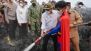 Der junge «Superman» gilt schon jetzt als Symbolfigur im Kampf gegen die Flammen. Der junge «Superman» gilt schon jetzt als Symbolfigur im Kampf gegen die Flammen.