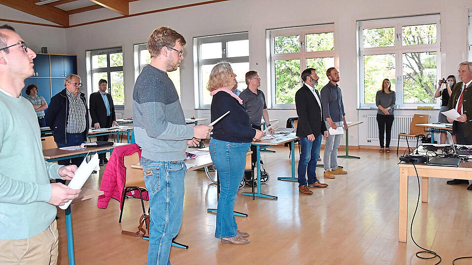 Bürgermeister Georg Bergermeier (rechts) nahm seinen neuen Marktratskollegen den Amtseid ab. Bürgermeister Georg Bergermeier (rechts) nahm seinen neuen Marktratskollegen den Amtseid ab.