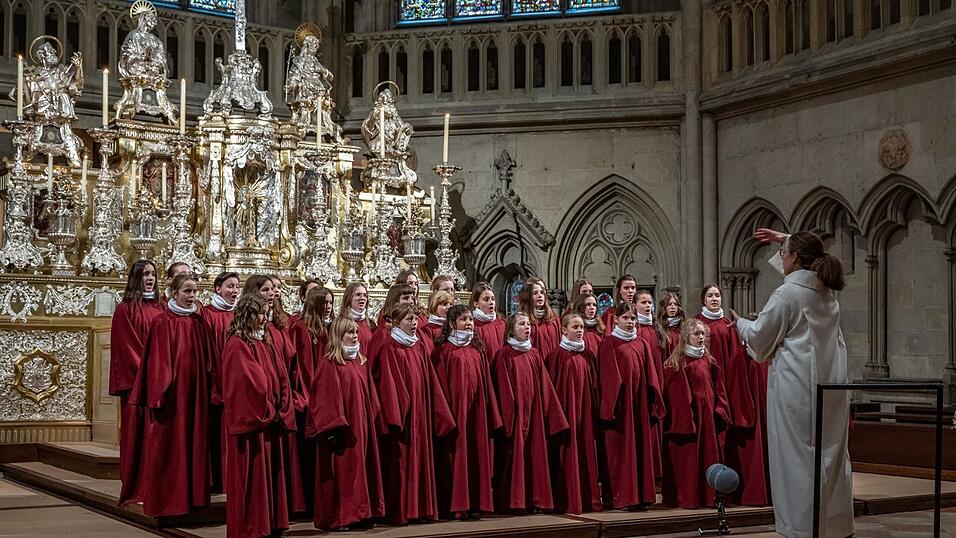 Der Mädchenchor der Regensburger Domspatzen singt bei seinem ersten Auftritt im Dom St. Peter hinter Chorleiterin Elena Szuczies.