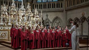 Der Mädchenchor der Regensburger Domspatzen singt bei seinem ersten Auftritt im Dom St. Peter hinter Chorleiterin Elena Szuczies.
