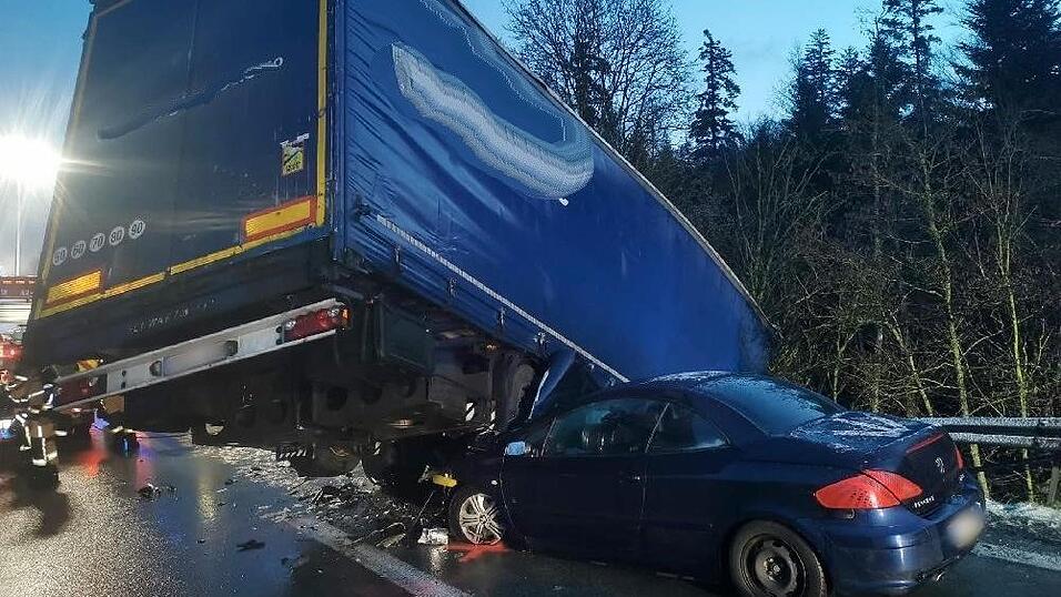 Bei Passau ist es am Samstagmorgen zu einem Unfall auf der A3 gekommen. Bei Passau ist es am Samstagmorgen zu einem Unfall auf der A3 gekommen.