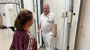 Der Physiotherapeut hat einen Blick dafür, ob Übungen richtig durchgeführt werden und ob die Körperhaltung stimmt. Der Physiotherapeut hat einen Blick dafür, ob Übungen richtig durchgeführt werden und ob die Körperhaltung stimmt.