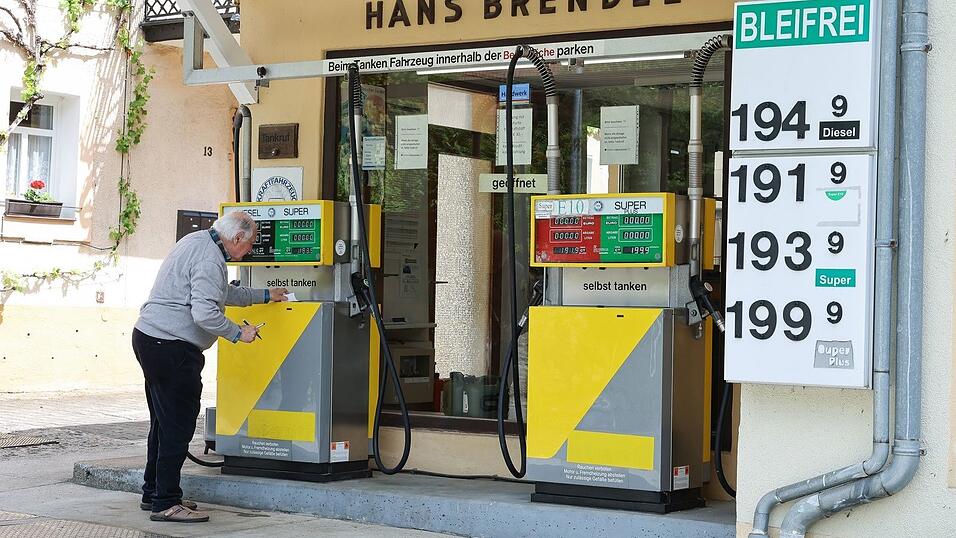 Bei Herbert Brendels Tankstelle wird der Spritpreis nur alle zwei Wochen angepasst.