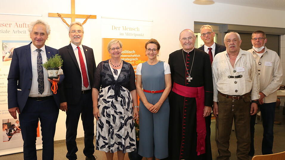 Beim Festakt (v. l.): Landrat Helmut Petz, KMFV-Vorsitzender Ludwig Mittermeier, Bürgermeisterin Raimunda Menzel, Angele Jessel (Koordinatorin Wohnungshilfe), Weihbischof Bernhard Haßlbege und Einrichtungsleiter Tassilo Winhart mit Sprechern des Bewohnerbeirats. Beim Festakt (v. l.): Landrat Helmut Petz, KMFV-Vorsitzender Ludwig Mittermeier, Bürgermeisterin Raimunda Menzel, Angele Jessel (Koordinatorin Wohnungshilfe), Weihbischof Bernhard Haßlbege und Einrichtungsleiter Tassilo Winhart mit Sprechern des Bewohnerbeirats.