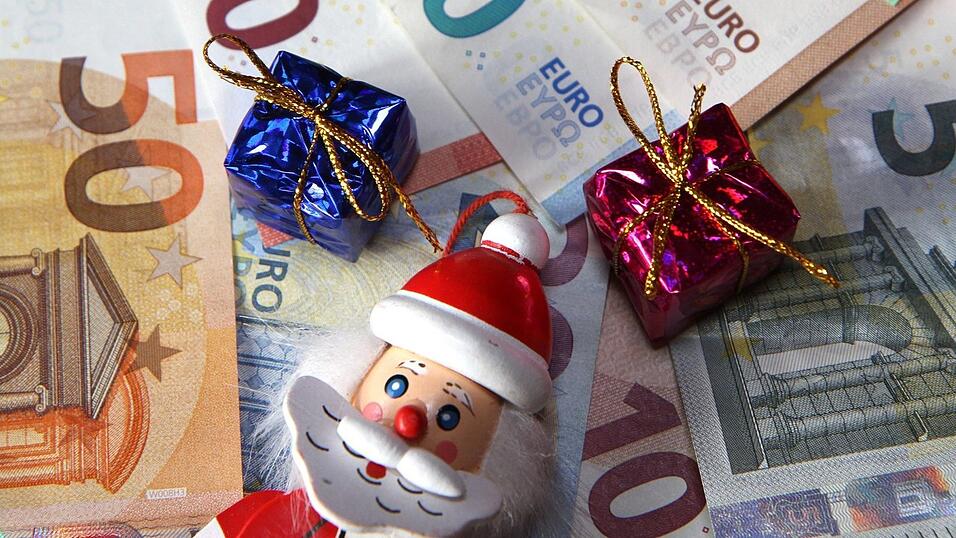 Wie genau ist eigentlich das Weihnachtsgeld definiert? Und gibt es Weihnachtsgeld auch in Kurzarbeit? Darüber informieren die Experten der ARAG. (Symbolbild) Wie genau ist eigentlich das Weihnachtsgeld definiert? Und gibt es Weihnachtsgeld auch in Kurzarbeit? Darüber informieren die Experten der ARAG. (Symbolbild)