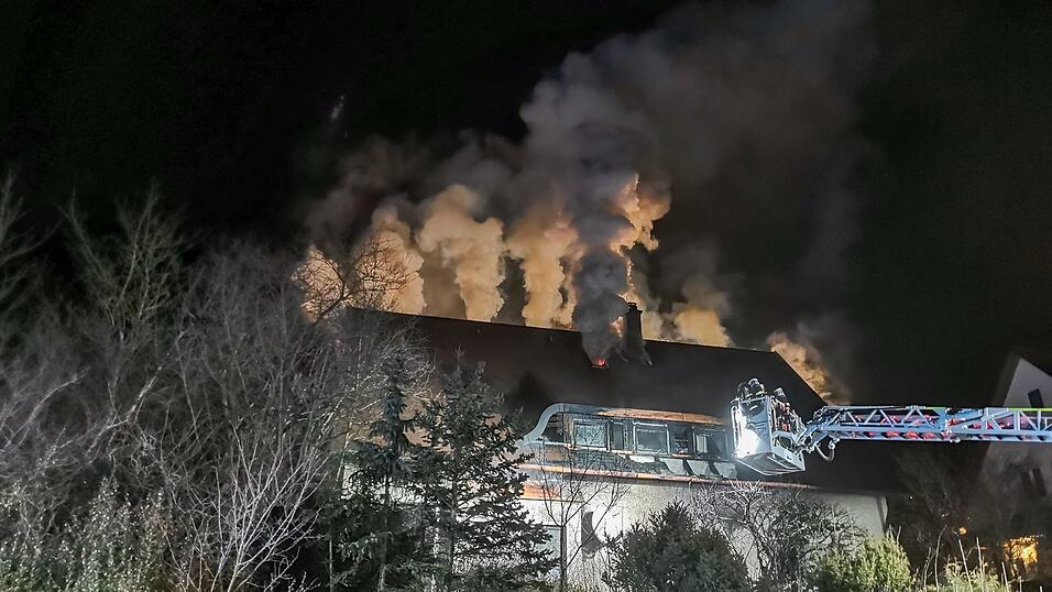 Feuerwehreinsatz in der Nacht von Donnerstag auf Freitag in Burglengenfeld. Dort stand der Dachstuhl eines Einfamilienhauses in Flammen.