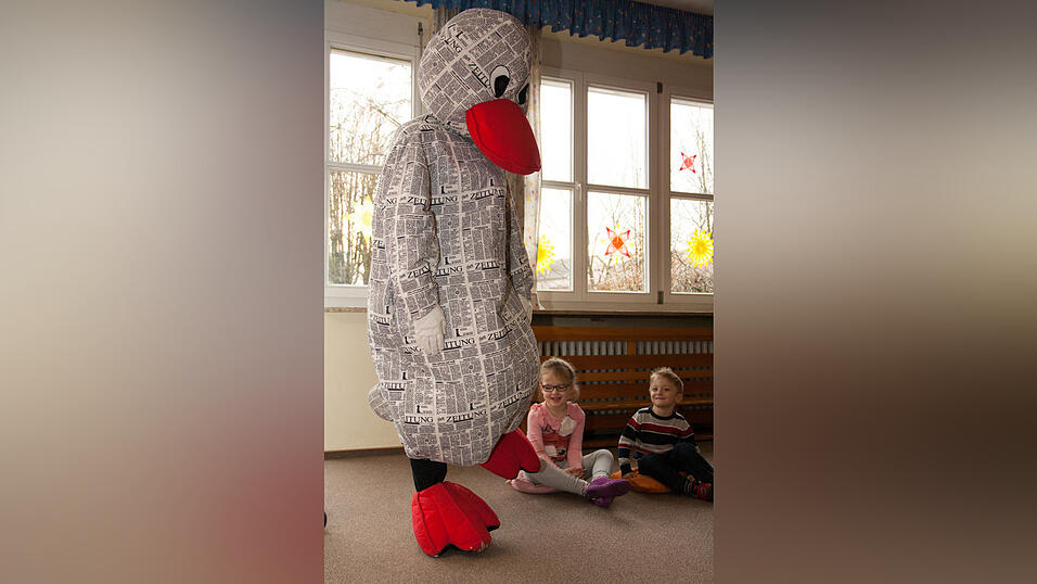 20 Kindergartenkinder des Städtischen Kindergartens in Sossau testen Anfang Januar für drei Wochen ein besonderes Projekt der Mediengruppe Straubinger Tagblatt//Landshuter Zeitung. Nach dem Zeitungsprojekt in Schulen starten die Redakteure der Jugend- und Schulredaktion das Pilotprojekt 'Zeitung im Kindergarten'. Besonderes Highlight: Zeitungsmaskottchen Paula Print. 20 Kindergartenkinder des Städtischen Kindergartens in Sossau testen Anfang Januar für drei Wochen ein besonderes Projekt der Mediengruppe Straubinger Tagblatt//Landshuter Zeitung. Nach dem Zeitungsprojekt in Schulen starten die Redakteure der Jugend- und Schulredaktion das Pilotprojekt 'Zeitung im Kindergarten'. Besonderes Highlight: Zeitungsmaskottchen Paula Print.