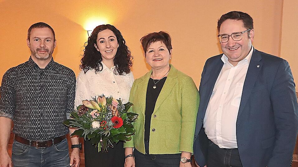 Simone Adlhoch (Zweite von links) wurde zur Bürgermeisterkandidatin der Freien Wählerschaft Brennberg nominiert. Mit im Bild sind Fraktionssprecher Martin Brandl, Bürgermeisterin Irmgard Sauerer und Staatssekretär Tobias Gotthardt (FW) (von links nach rechts). Simone Adlhoch (Zweite von links) wurde zur Bürgermeisterkandidatin der Freien Wählerschaft Brennberg nominiert. Mit im Bild sind Fraktionssprecher Martin Brandl, Bürgermeisterin Irmgard Sauerer und Staatssekretär Tobias Gotthardt (FW) (von links nach rechts).