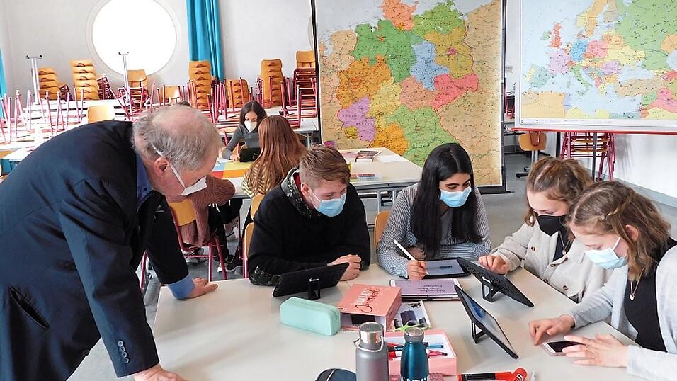 Karl-Peter Naumann besuchte einige Sch&uuml;ler des VHGs in Bogen ...